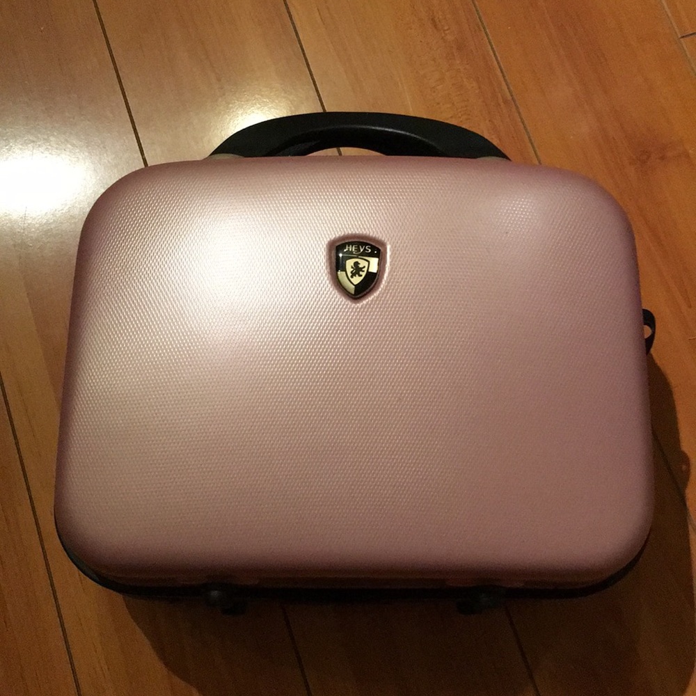 MINT CONDITION Heys Cosmetic Train Case w/Strap